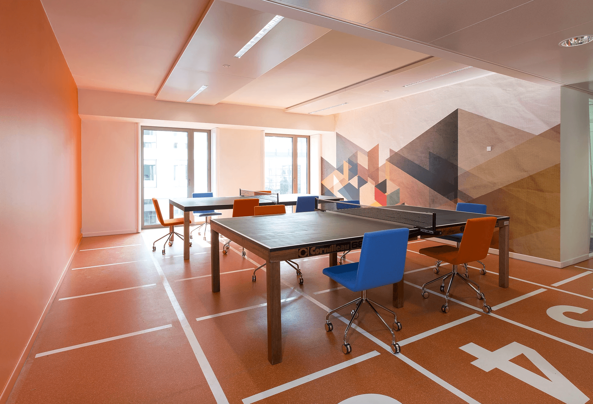 aménagement de bureau avec du mobilier upcycling du Groupe La Poste